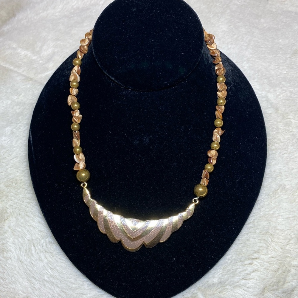 ‘CJ’ Vintage Bib Necklace Shell Beaded 14in